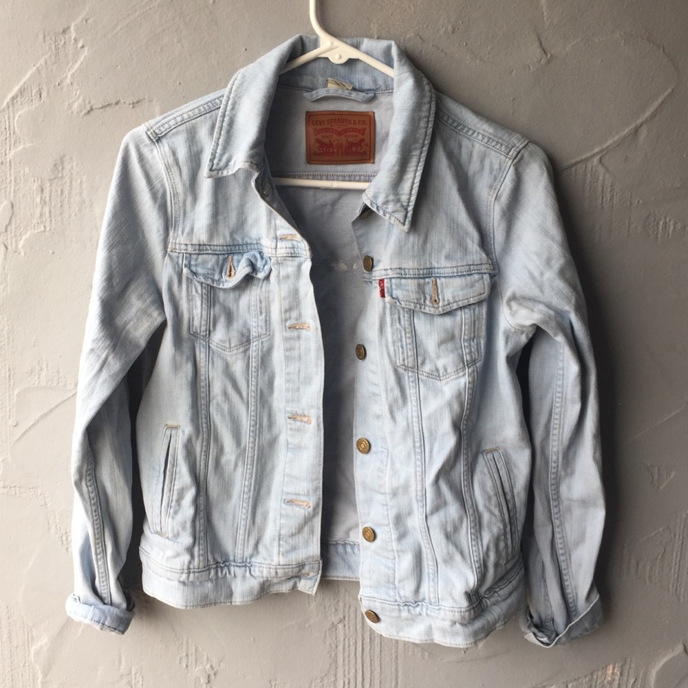 LEVIS light wash denim jacket size medium